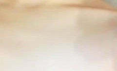 年龄不大粉嫩苗条萌妹mei子全裸自[zi]慰诱惑，掰开粉[fen]穴特写扭动屁股手指摩擦阴蒂非常诱人
