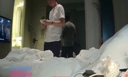 两位中年商界大老板老淫棍酒jiu店叫了2波援交妹mei第一次叫了三个第二次叫了2个一个比一个骚浪lang贱早晚得精尽人亡