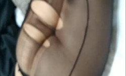 男：她外边肯定有人了。 少.妇：老想你了，滚，这么墨迹，快点做吧 待会我要忙了，有我老公鸡巴大，快点射给我！