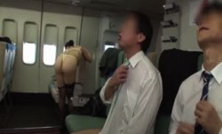 SDDE-573_A 「制服・下着・全裸」でおもてなし またがりオマ○コ航