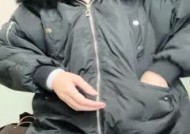 黑衣短发妹mei子开裆丝袜在家把大黑牛绑在腿上再户外附近毛坯房露逼震动自[zi]慰很是诱惑喜欢不要错过
