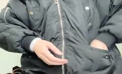 黑衣短发妹mei子开裆丝袜在家把大黑牛绑在腿上再户外附近毛坯房露逼震动自[zi]慰很是诱惑喜欢不要错过