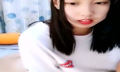 两个萌妹mei子跳.蛋互玩.逼逼男的在旁边指导振动棒摩擦逼逼多很嫩很是诱惑喜欢不要错过