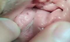 还是那个肚兜少.妇露脸天气不错外卖玩个车震，露脸鸡巴上倒上奶让她口，车里激ji情抽[chou]插骚逼，最近距离的特写