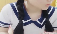 年轻漂亮小嫩neng妹mei绑着双马尾穿着学生制服自[zi]慰插[cha]穴十分诱人