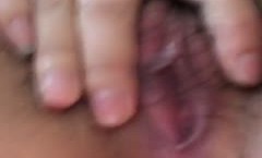 年纪不大萌萌的小妖精露脸玩的越来越开放了，身shen材还不发育好粉嫩的骚逼在狼友的指挥下自[zi]慰流白浆，看着真刺激