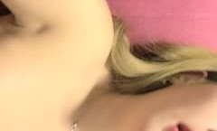 颜值不错黄发妹mei子51黑料新片！【🔞法拉女神】单人沙发上自[zi]慰，舔tian弄振动棒手指抽[chou]插呻吟娇喘，很是诱惑喜欢不要错过