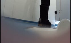 国内某高中男生偷拍同班女生李妍欣如厕，大神真是无敌了附露脸生活照